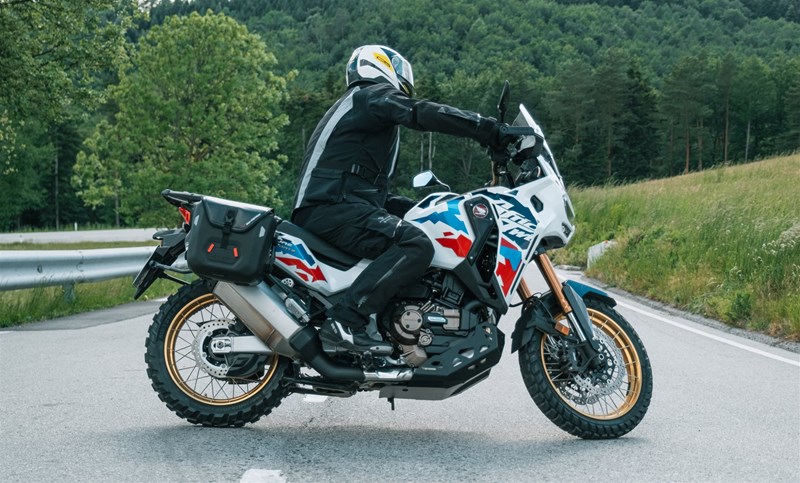 Motorradfahren lernen - Balance auf einer Honda beim Wenden Motorradfahren lernen - Balance auf einer Honda beim Wenden