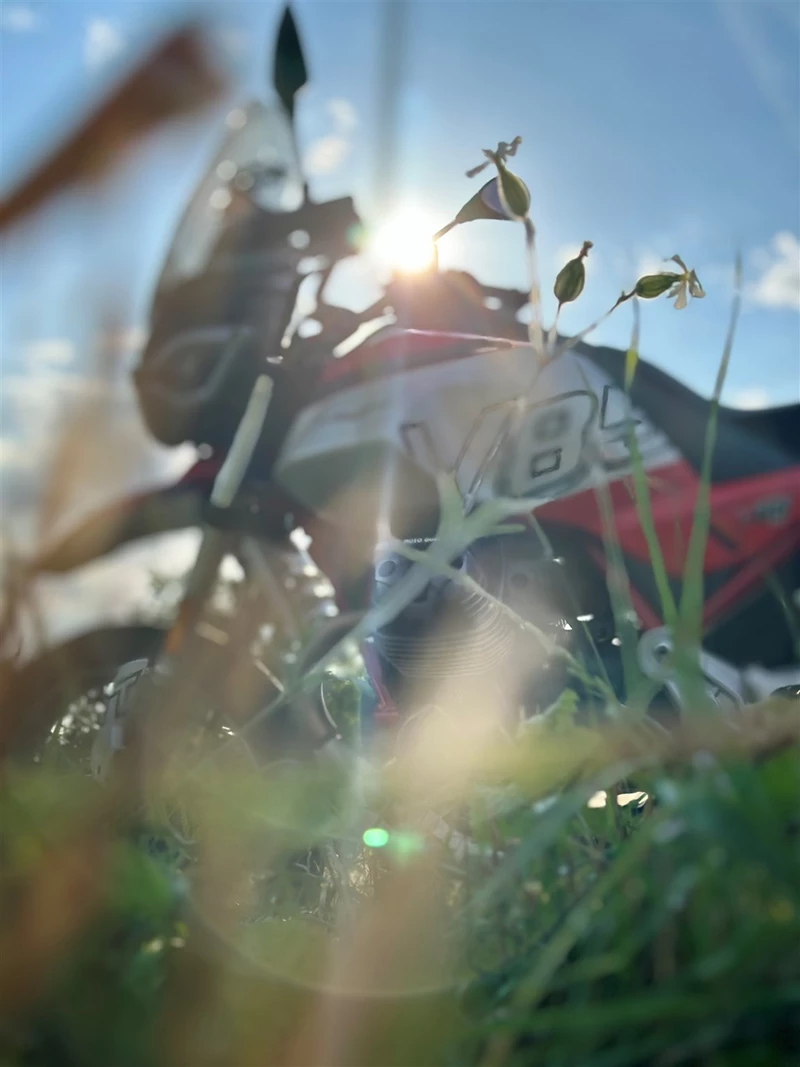 Die Moto Guzzi V85 TT glänzt durch ihr besonders intensives Motorraderlebnis.  Die Moto Guzzi V85 TT glänzt durch ihr besonders intensives Motorraderlebnis.