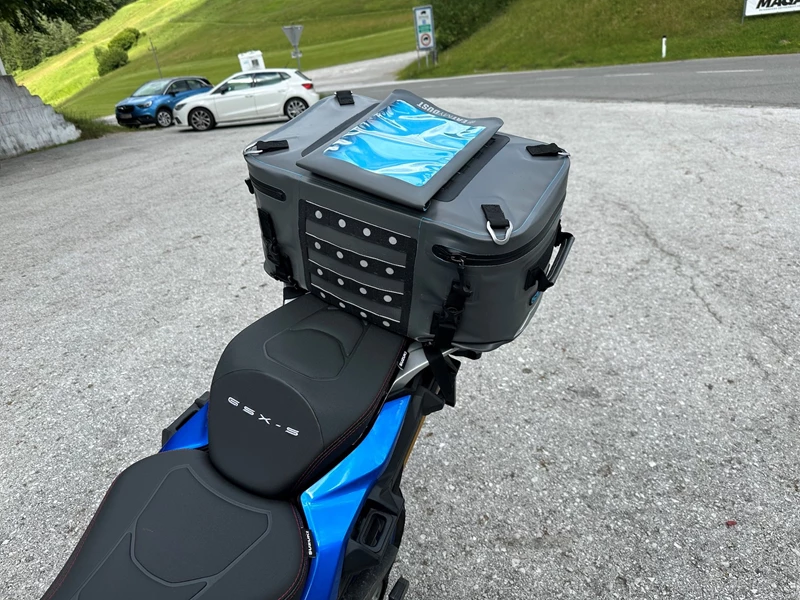 Kompakt, praktisch und günstig - EMD Tasche auf der sportlichen Suzuki Kompakt, praktisch und günstig - EMD Tasche auf der sportlichen Suzuki