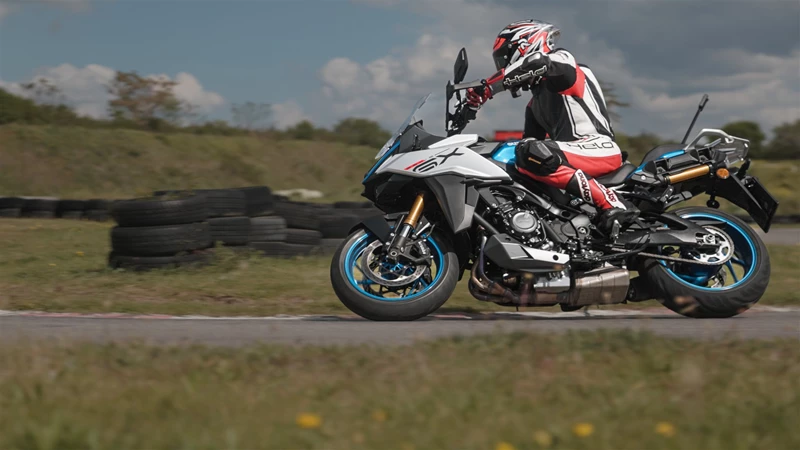 Macht bei 1000PS vieles mit: Wir fuhren die GSX-S 1000 GX auf der Supermoto Strecke, auf der Rennstrecke und auf langen Touren Macht bei 1000PS vieles mit: Wir fuhren die GSX-S 1000 GX auf der Supermoto Strecke, auf der Rennstrecke und auf langen Touren