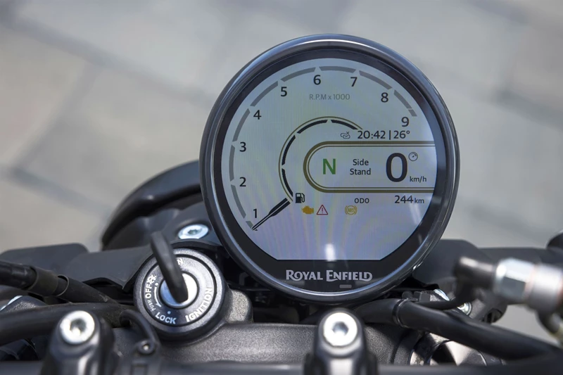 Das moderne Display bietet viele Features, wirkt auf dem Retro-inspirierten Naked Bike aber nicht fehl am Platz. Das moderne Display bietet viele Features, wirkt auf dem Retro-inspirierten Naked Bike aber nicht fehl am Platz.