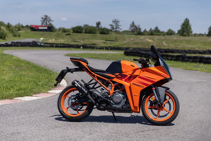 Auf der Supermoto Strecke fühlt sich die RC 390 wohl.
