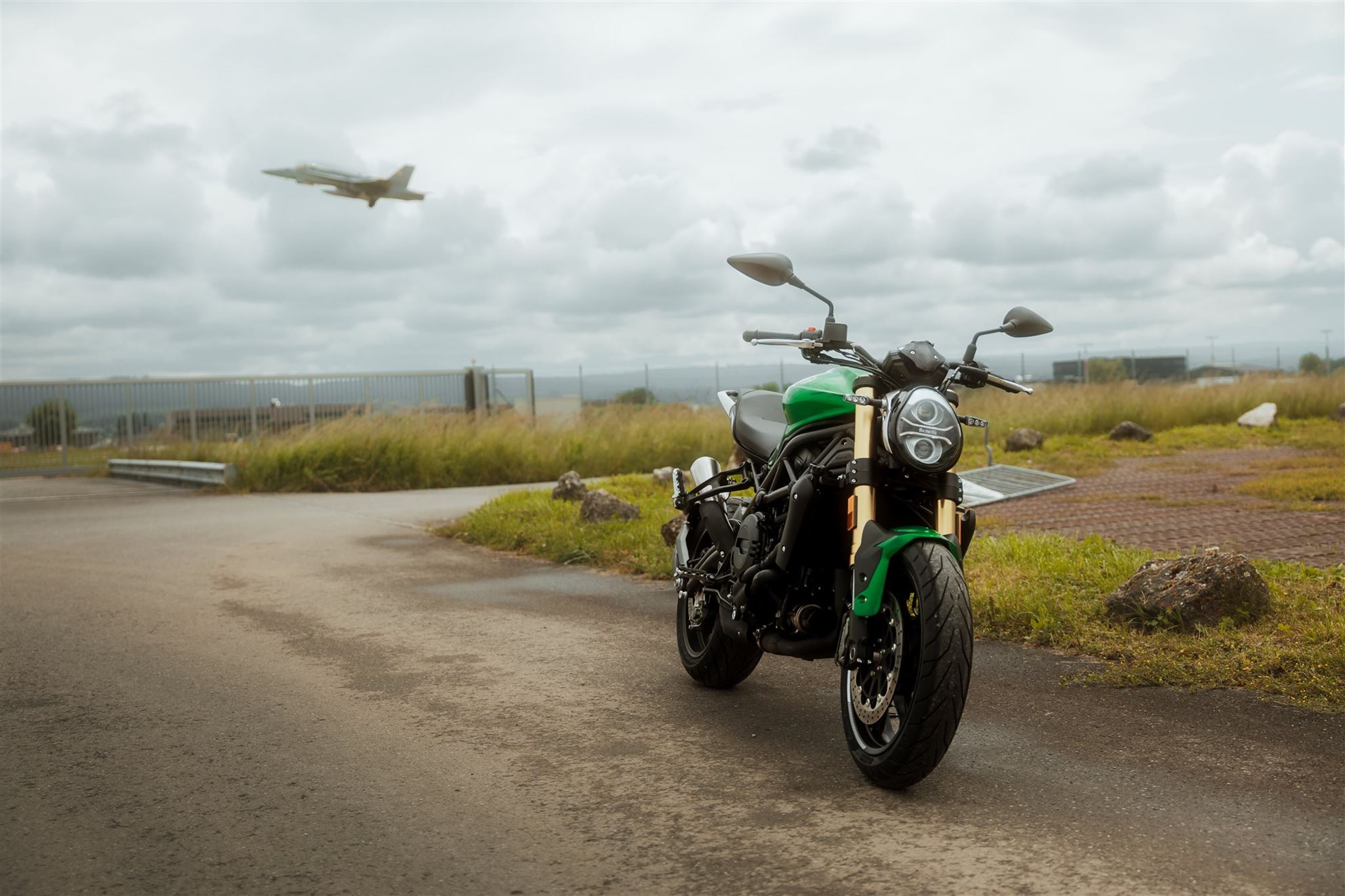 Benelli 752 S y un caza suizo F/A 18 - fotografiados en la base aérea militar de Payerne