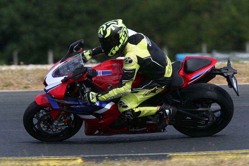 Die 1000PS Community genoss die Probefahrten auf der Traummaschine! Sowohl die CBR600RR als auch die Fireblade waren sehr beliebt. Die 1000PS Community genoss die Probefahrten auf der Traummaschine! Sowohl die CBR600RR als auch die Fireblade waren sehr beliebt.