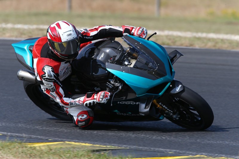 Freut euch auf tolle Fotos und Videos! Die 1000PS Panigale bekam am Pannoniaring ihren Feinschliff!