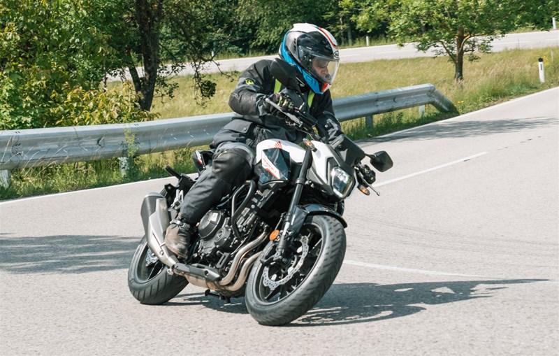 Motorradfahren lernen - Honda CB500 Hornet in einer Linkskurve