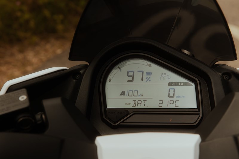 Das Cockpit des Silence S01 - übersichtlich und unaufdringlich, jedoch mit allen nötigen Informationen Das Cockpit des Silence S01 - übersichtlich und unaufdringlich, jedoch mit allen nötigen Informationen