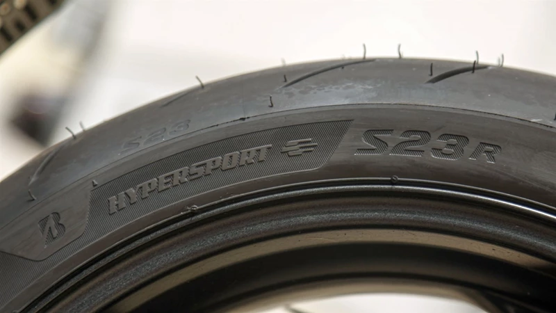 Der Bridgestone S23 ist immer eine gute Wahl für die sportliche Fahrt auf der Landstraße und gelegentliche Trackdays. Der Bridgestone S23 ist immer eine gute Wahl für die sportliche Fahrt auf der Landstraße und gelegentliche Trackdays.