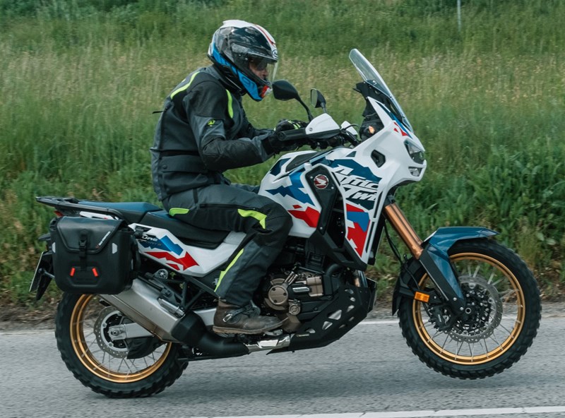 Motorradfahren lernen - Beschleunigung mit einer Honda CRF1100L Africa Twin Adventure Sports DCT Motorradfahren lernen - Beschleunigung mit einer Honda CRF1100L Africa Twin Adventure Sports DCT