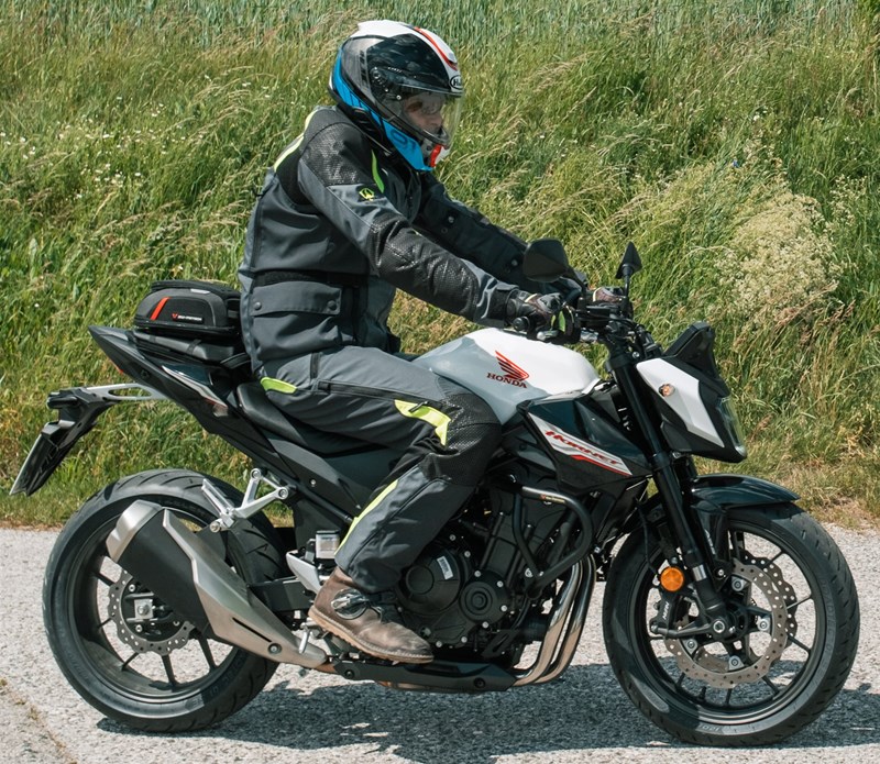 Motorradfahren lernen - ein hartes Anbremsmanöver mit einer Honda CB500 Hornet Motorradfahren lernen - ein hartes Anbremsmanöver mit einer Honda CB500 Hornet