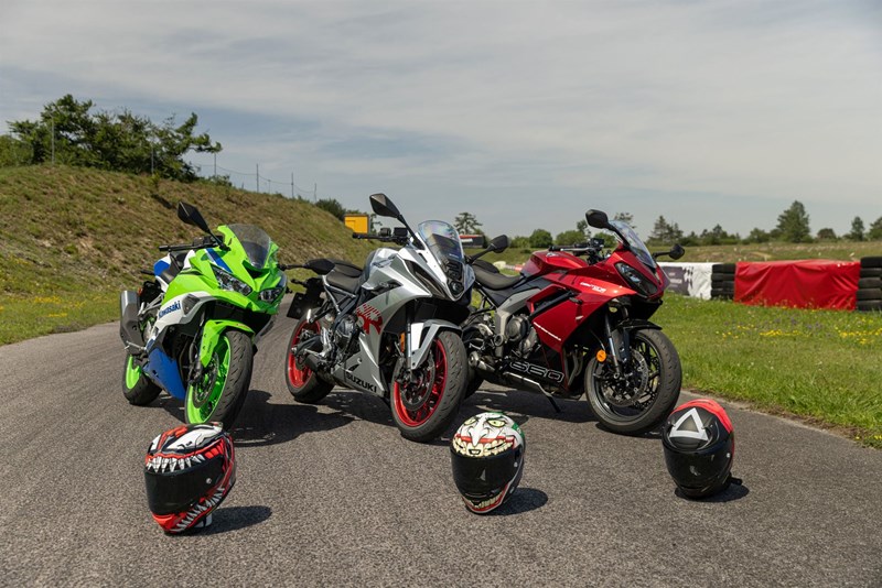 Zu den auffälligen Designs der Bikes passen die HJC Helme gut.