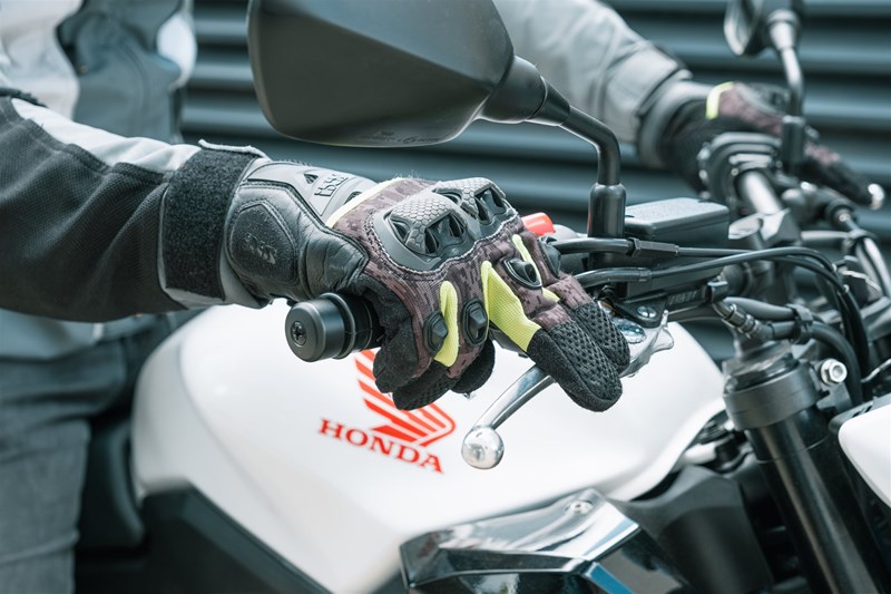 Motorradfahren lernen - die richtige Handstellung auf einer Honda CB500 Hornet