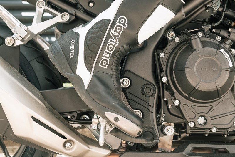 Motorradfahren lernen - die richtige Fußstellung auf einer Honda CB500 Hornet