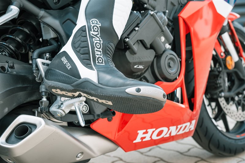Motorradfahren lernen - die falsche Fußstellung auf einer Honda CBR650R E-Clutch