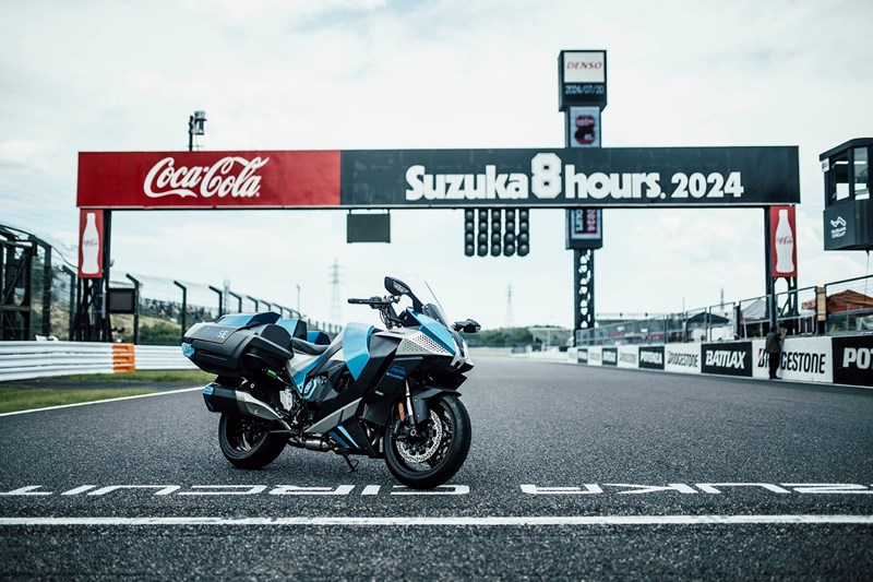 Das fahrbereite Kawasaki Konzeptbike am Suzuka Circuit.