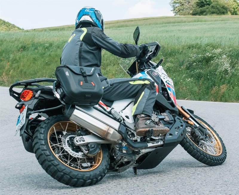 Motorradfahren lernen - Honda CRF1100L Africa Twin Adventure Sports DCT wird gedrückt