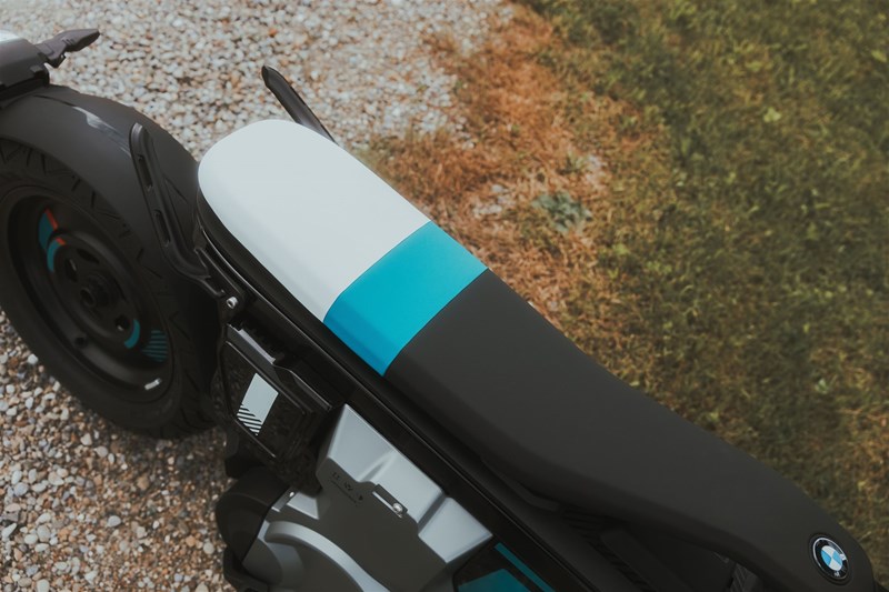 Einzigartige Sitzposition auf dem BMW CE 02 verspricht viel Fahrspass nach einer Eingewöhnungszeit Einzigartige Sitzposition auf dem BMW CE 02 verspricht viel Fahrspass nach einer Eingewöhnungszeit