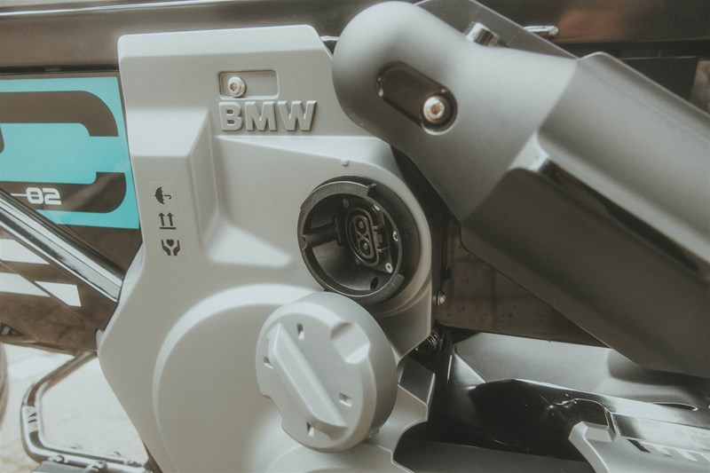 Der CE 02 wird über eine Haushaltssteckdose geladen, wobei die Batterien nur mühsam herausnehmbar sind Der CE 02 wird über eine Haushaltssteckdose geladen, wobei die Batterien nur mühsam herausnehmbar sind