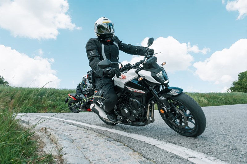 Motorradfahren lernen - eine sportlichere Linienwahl auf einer Honda CB500 Hornet Motorradfahren lernen - eine sportlichere Linienwahl auf einer Honda CB500 Hornet