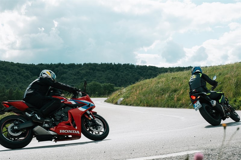 Motorradfahren lernen - die richtige Linienwahl in Linkskurven auf Honda CB500 Hornet und CBR650R E-Clutch Motorradfahren lernen - die richtige Linienwahl in Linkskurven auf Honda CB500 Hornet und CBR650R E-Clutch