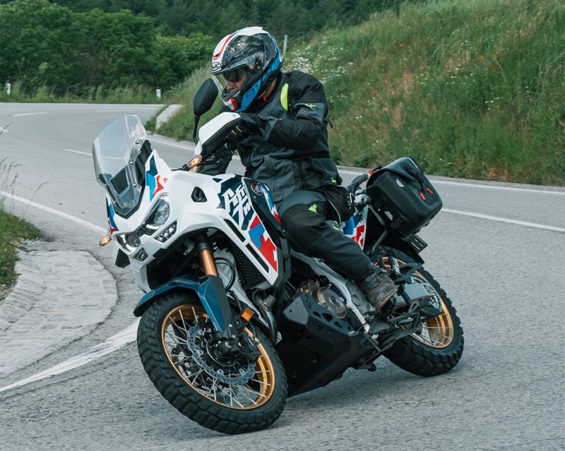Motorradfahren lernen - die Ideallinie beim Motorradfahren auf einer Honda CRF1100L Africa Twin Adventure Sports DCT Motorradfahren lernen - die Ideallinie beim Motorradfahren auf einer Honda CRF1100L Africa Twin Adventure Sports DCT