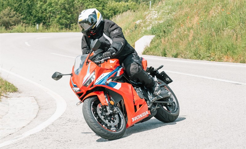Motorradfahren lernen - in eine Kurve hineinbremsen mit einer Honda CBR650R E-Clutch Motorradfahren lernen - in eine Kurve hineinbremsen mit einer Honda CBR650R E-Clutch