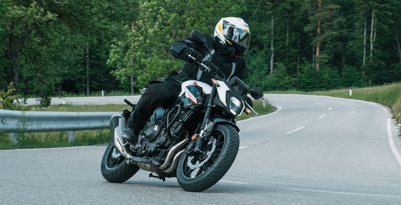 Motorradfahren lernen - Hineinbremsen in eine Kurve mit einer Honda CB500 Hornet Motorradfahren lernen - Hineinbremsen in eine Kurve mit einer Honda CB500 Hornet
