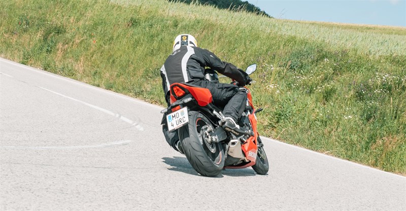 Motorradfahren lernen - mit einer Honda CBR650R E-Clutch wird aus einer Kurve herausbeschleunigt Motorradfahren lernen - mit einer Honda CBR650R E-Clutch wird aus einer Kurve herausbeschleunigt
