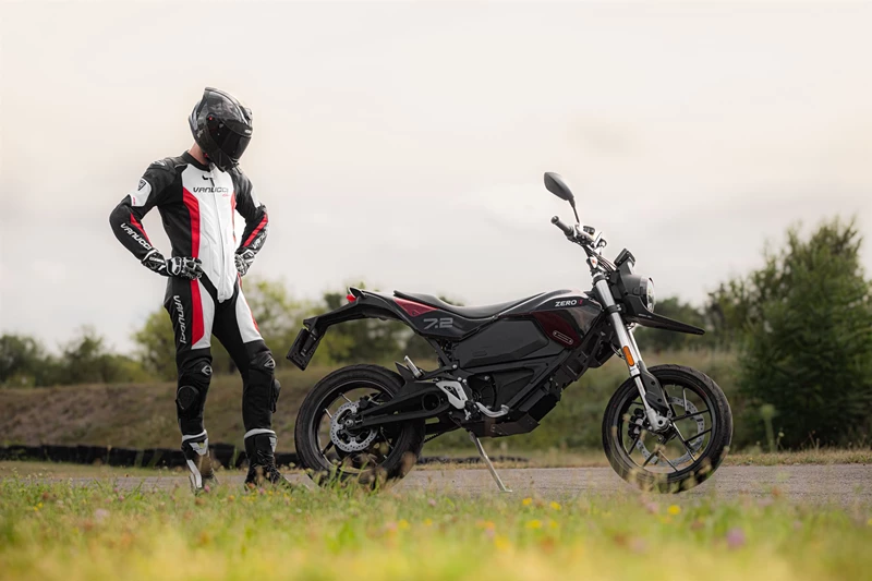 Zero FXE auf der Supermoto Strecke Zero FXE auf der Supermoto Strecke