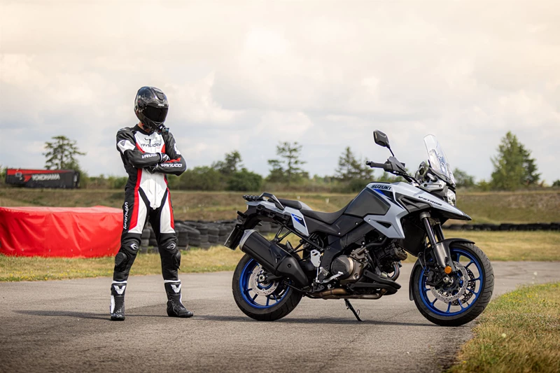 Mit der V-Strom 1050 auf der 1000PS Bestzeit Teststrecke Mit der V-Strom 1050 auf der 1000PS Bestzeit Teststrecke
