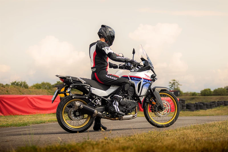 Mit der Transalp 750 auf der 1000PS Teststrecke Mit der Transalp 750 auf der 1000PS Teststrecke