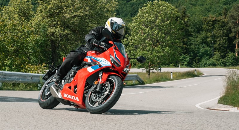 Motorradfahren lernen - Honda CBR650R E-Clutch in Kurvenfahrt Motorradfahren lernen - Honda CBR650R E-Clutch in Kurvenfahrt