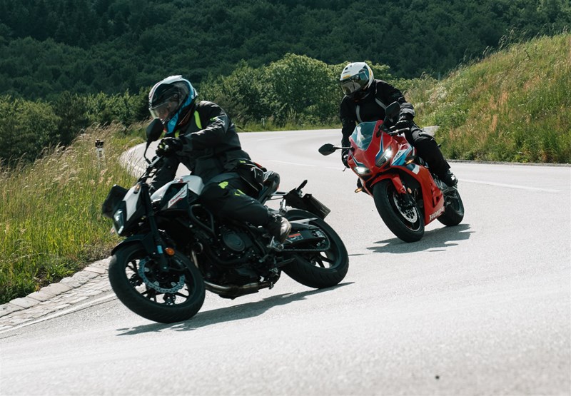 Motorradfahren lernen - Honda CB500 Hornet und CBR650R E-Clutch in Kurvenfahrt Motorradfahren lernen - Honda CB500 Hornet und CBR650R E-Clutch in Kurvenfahrt