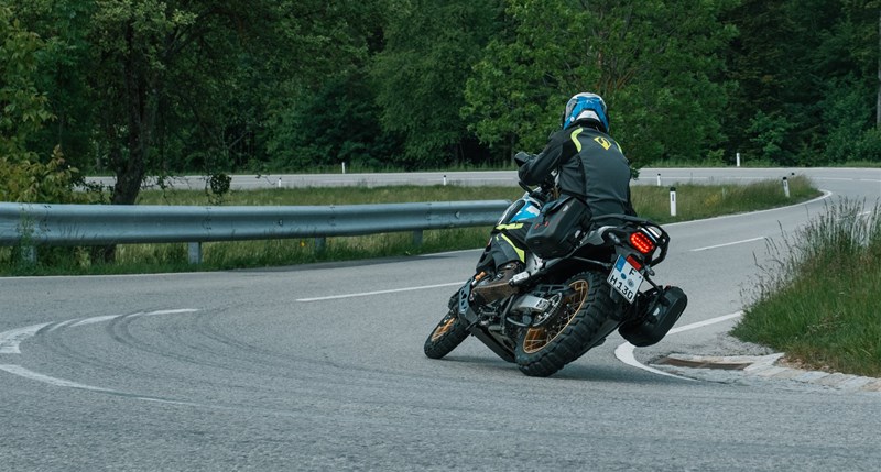Motorradfahren lernen - Herausbeschleunigen aus einer Kurve auf einer Honda CRF1100L Africa Twin Adventure Sports DCT Motorradfahren lernen - Herausbeschleunigen aus einer Kurve auf einer Honda CRF1100L Africa Twin Adventure Sports DCT