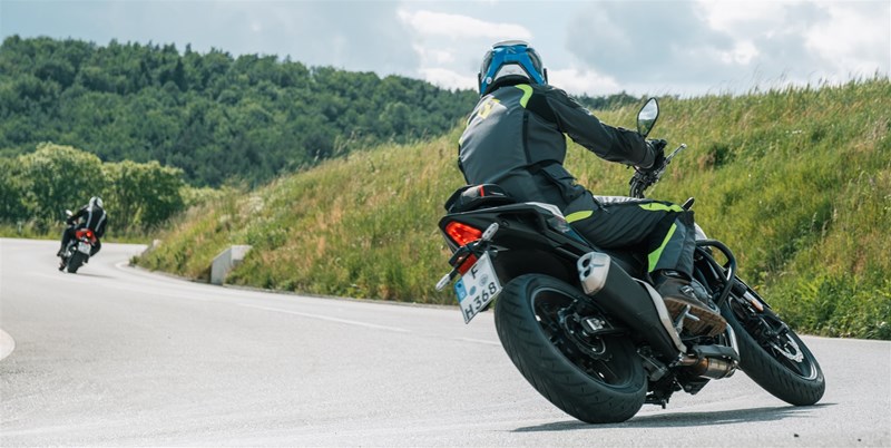 Motorradfahren lernen - Honda CB500 Hornet vor einer Zwischengeraden Motorradfahren lernen - Honda CB500 Hornet vor einer Zwischengeraden