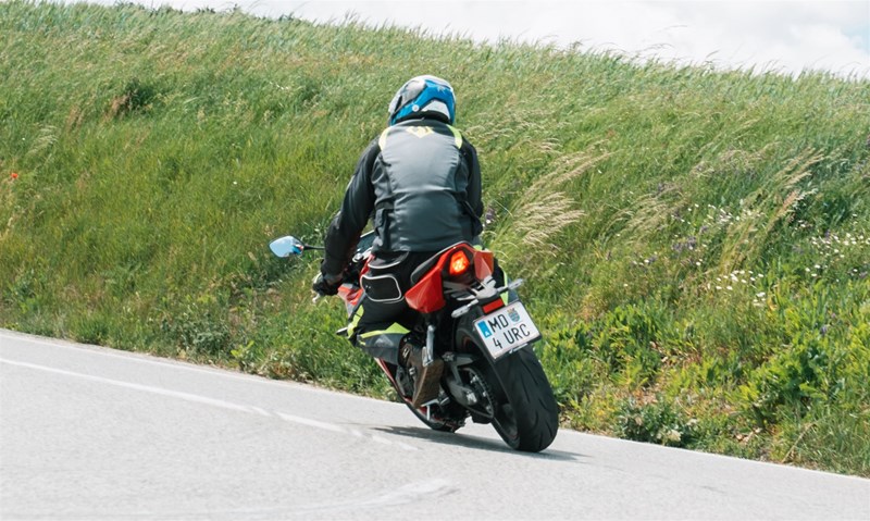 Motorradfahren lernen - gestreckte Körperhaltung auf einer Honda CBR650R E-Clutch Motorradfahren lernen - gestreckte Körperhaltung auf einer Honda CBR650R E-Clutch