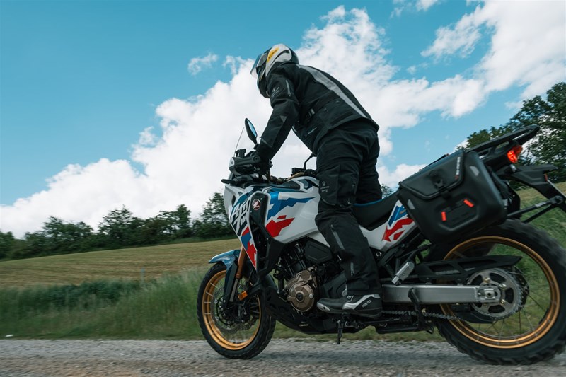 Motorradfahren lernen - stehende Fahrposition auf einer Honda CRF1100L Africa Twin Adventure Sports DCT Motorradfahren lernen - stehende Fahrposition auf einer Honda CRF1100L Africa Twin Adventure Sports DCT