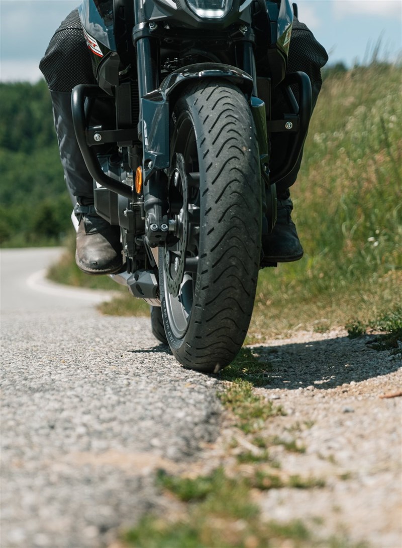 Motorradfahren lernen - Befahren einer Längsrille auf einer Honda CB500 Hornet Motorradfahren lernen - Befahren einer Längsrille auf einer Honda CB500 Hornet