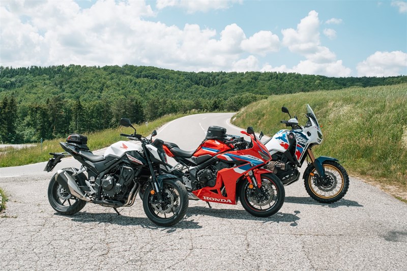 Motorradfahren lernen - eine Honda CB500 Hornet, eine CBR650R und eine CRF1100L Africa Twin Adventure Sports DCT auf einem Parkplatz Motorradfahren lernen - eine Honda CB500 Hornet, eine CBR650R und eine CRF1100L Africa Twin Adventure Sports DCT auf einem Parkplatz