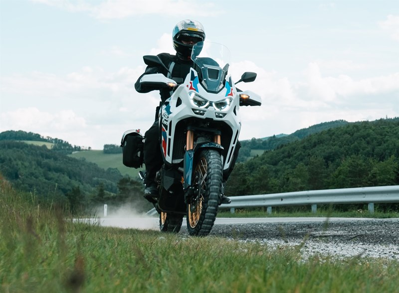 Motorradfahren lernen - eine Honda CRF1100L Africa Twin Adventure Sports DCT am Bankett Motorradfahren lernen - eine Honda CRF1100L Africa Twin Adventure Sports DCT am Bankett