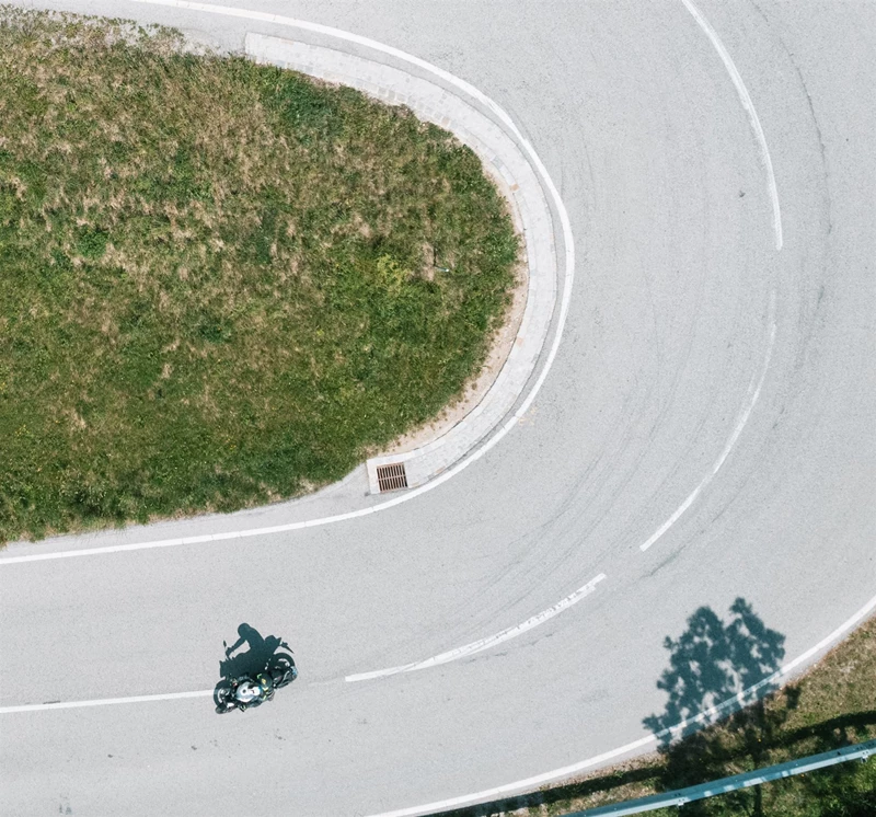Motorradfahren lernen - falsche Kurventechnik auf einer Honda CB500 Hornet Motorradfahren lernen - falsche Kurventechnik auf einer Honda CB500 Hornet