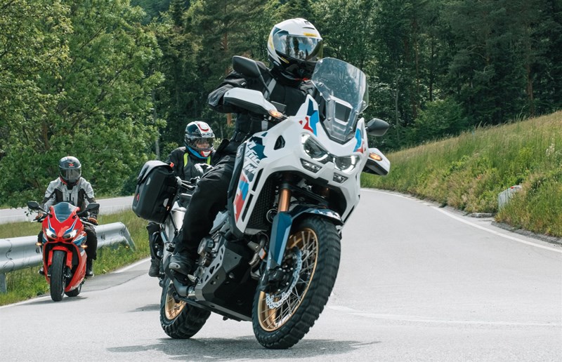 Motorradfahren lernen - Hinterschneiden mit einer Honda CB500 Hornet, einer CBR650R und einer CRF1100L Africa Twin Adventure Sports DCT Motorradfahren lernen - Hinterschneiden mit einer Honda CB500 Hornet, einer CBR650R und einer CRF1100L Africa Twin Adventure Sports DCT