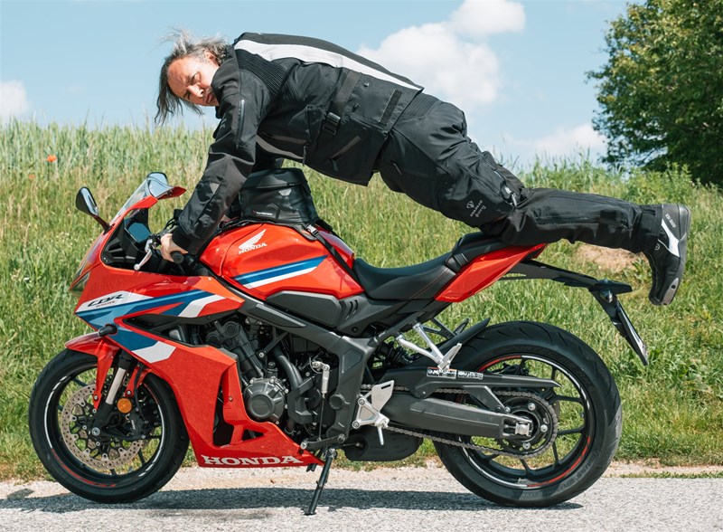 Motorradfahren lernen - Liegestütz in der Pause auf einer Honda CBR650R E-Clutch Motorradfahren lernen - Liegestütz in der Pause auf einer Honda CBR650R E-Clutch
