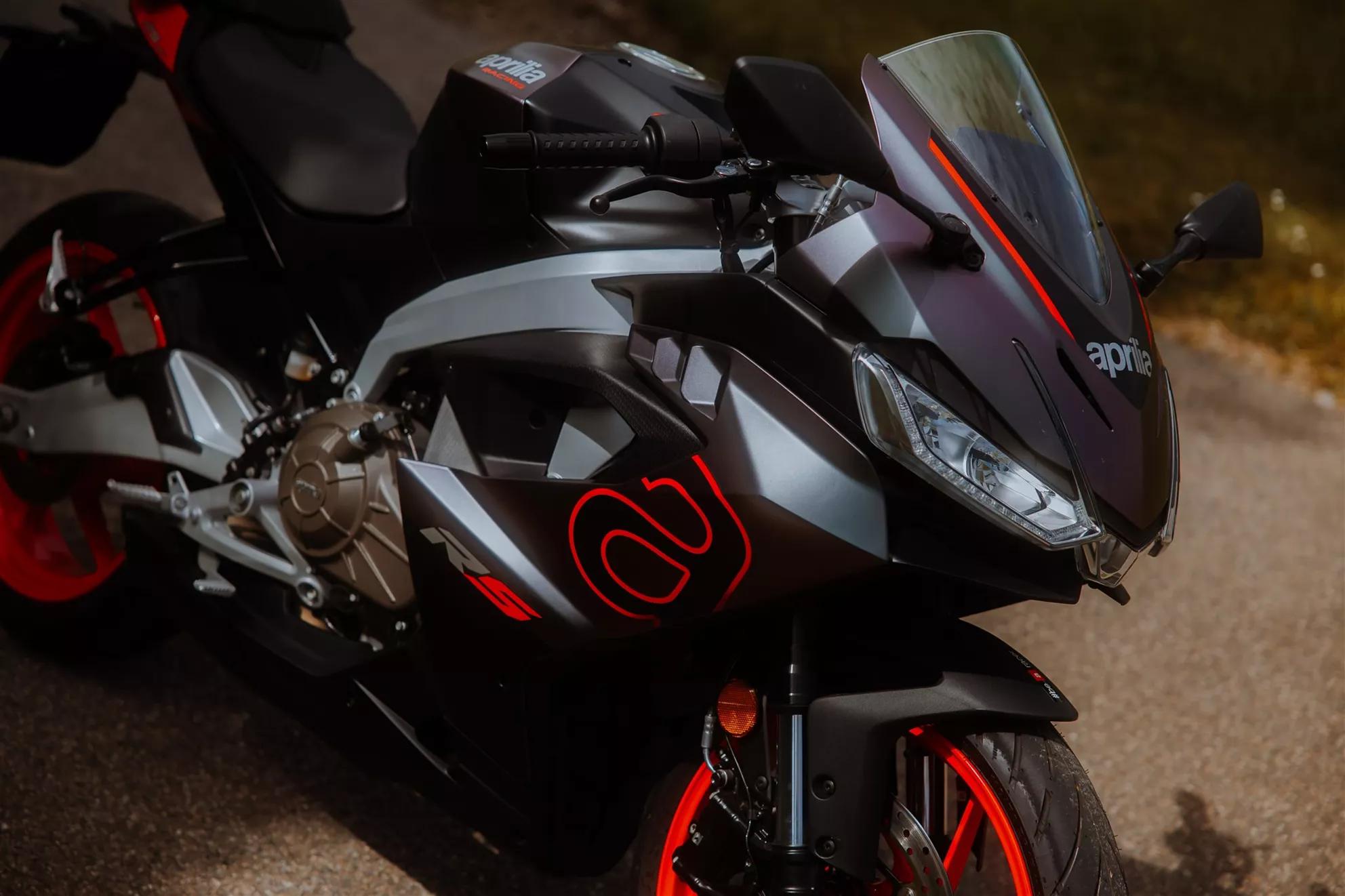 Die spezielle Lackierung der Aprilia RS 457 - je nach Licht verändert sich die Farbe