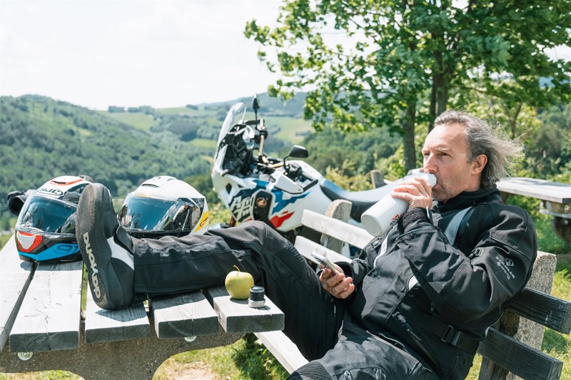 Motorradfahren lernen - Trinken während einer Pause vor einer Honda CRF1100L Africa Twin Adventure Sports DCT Motorradfahren lernen - Trinken während einer Pause vor einer Honda CRF1100L Africa Twin Adventure Sports DCT
