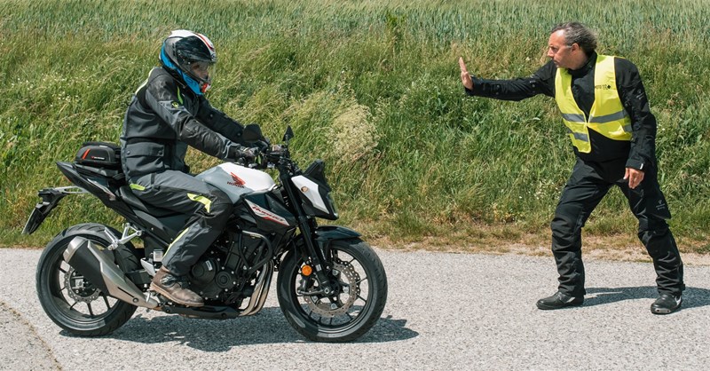 Motorradfahren lernen - simulierte Notbremsung mit einer Honda CB500 Hornet Motorradfahren lernen - simulierte Notbremsung mit einer Honda CB500 Hornet
