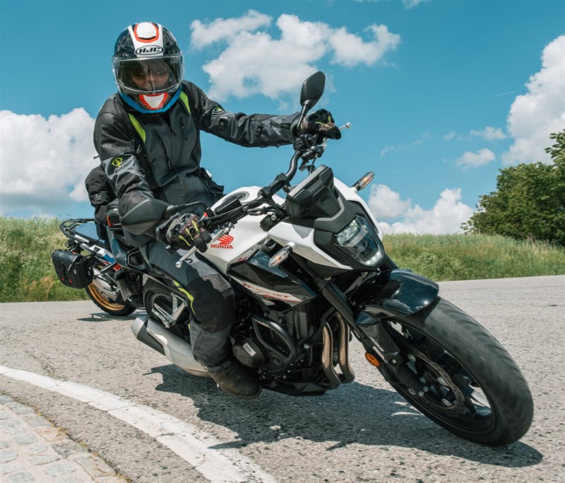 Motorradfahren lernen - Kurvenfahrt auf einer Honda CB500 Hornet Motorradfahren lernen - Kurvenfahrt auf einer Honda CB500 Hornet