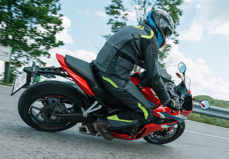 Motorradfahren lernen - eine Honda CBR650R E-Clutch in einer Rechtskurve