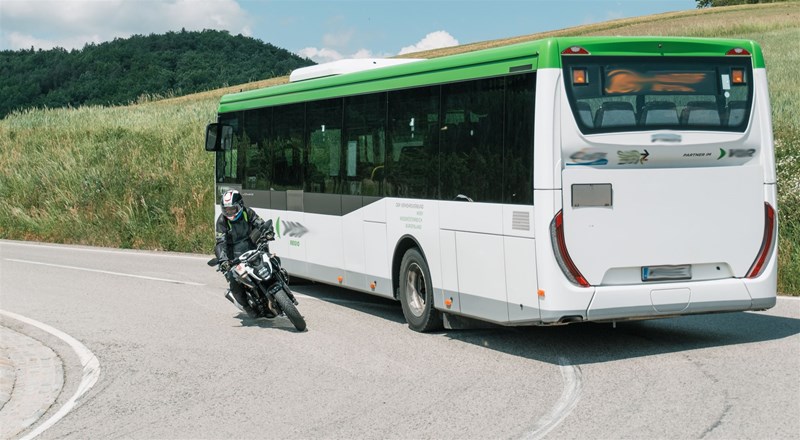 Motorradfahren lernen - eine Honda CB500 Hornet in einer brenzligen Verkehrssituation