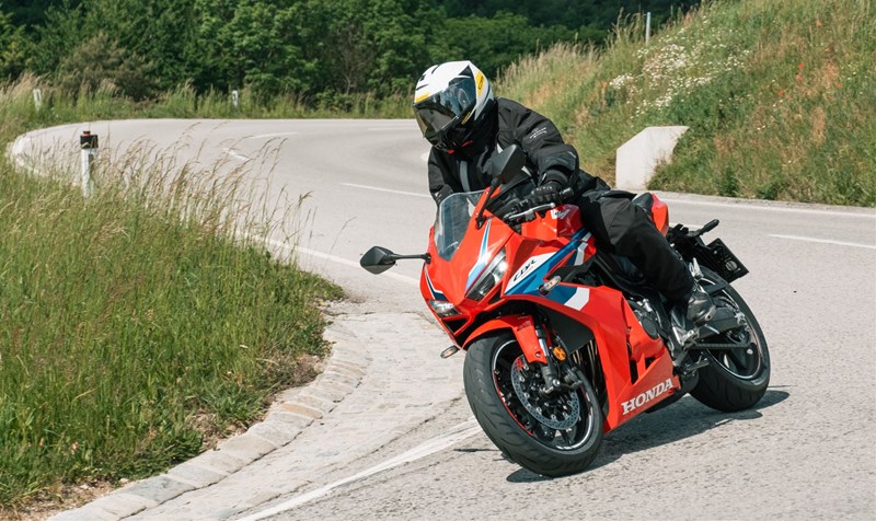 Motorradfahren lernen - eine Honda CBR650R E-Clutch bergab in einer Rechtskurve